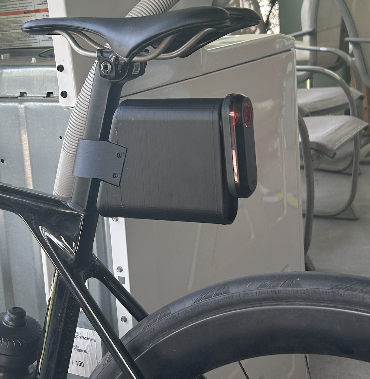 Aerodynamic saddle bag mounted on bike